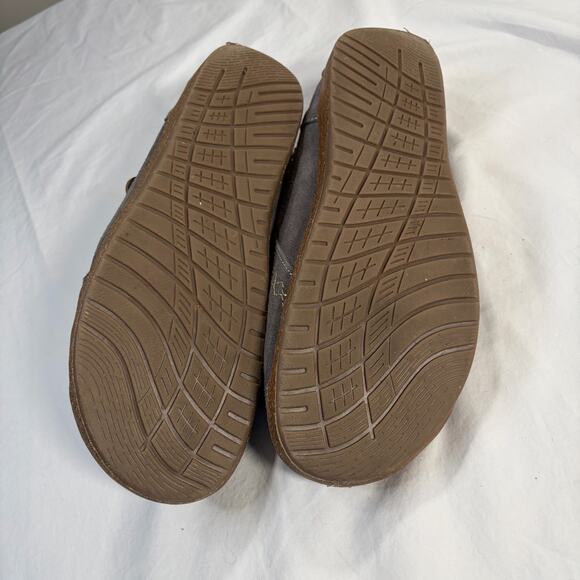 Earth Origins gray suede clogs. Size 9M. Button detail. Comfort. Support. - Picture 6 of 6